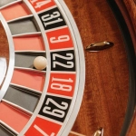 Колесо рулетки казино с математическими расчетами вероятностей