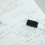 Математический анализ механики краш-игр и управления рисками