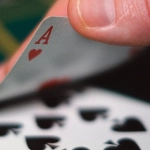 Профессиональные стратегии игры в блэкджек и карты на столе казино